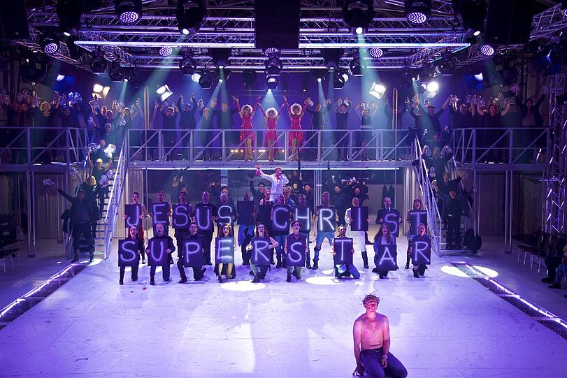 Armin Kahl (Jesus von Nazareth), das Ensemble und der Chor des Staatstheaters am Gärtnerplatz.