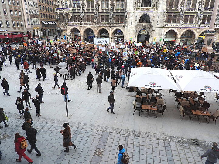 Schüler protestieren mit selbstgebastelten Plakaten am Freitag (1. Februar) auf dem Marienplatz.