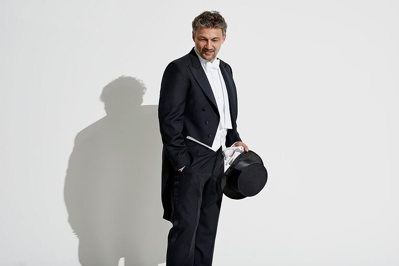 Mit dem Zylinder in der Hand durch das ganze Land: Jonas Kaufmann als Bonvivant.