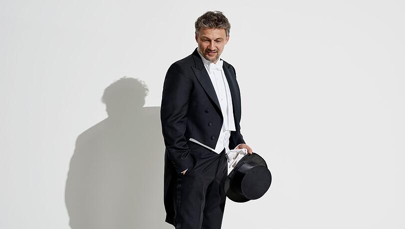 Mit dem Zylinder in der Hand durch das ganze Land: Jonas Kaufmann als Bonvivant. Mit dem Zylinder in der Hand durch das ganze Land: Jonas Kaufmann als Bonvivant.