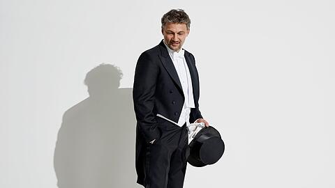 Mit dem Zylinder in der Hand durch das ganze Land: Jonas Kaufmann als Bonvivant.