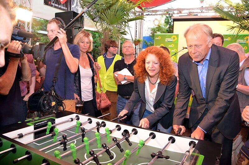 Jürgen Trittin beim Kickern mit der bayerischen Spitzenkandidatin für die Landtagswahl, Margarete Bause.