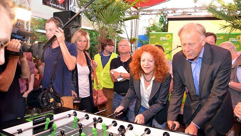 Jürgen Trittin beim Kickern mit der bayerischen Spitzenkandidatin für die Landtagswahl, Margarete Bause. Jürgen Trittin beim Kickern mit der bayerischen Spitzenkandidatin für die Landtagswahl, Margarete Bause.