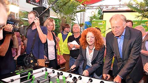 Jürgen Trittin beim Kickern mit der bayerischen Spitzenkandidatin für die Landtagswahl, Margarete Bause.