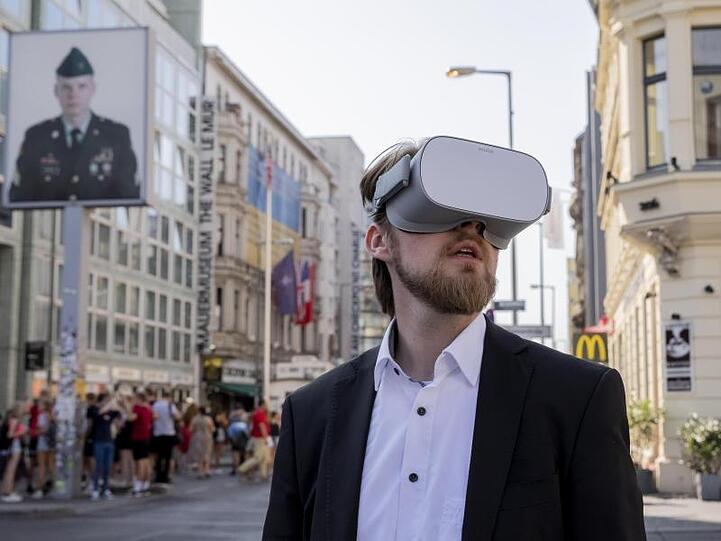 Jonas Rothe, Grunder und Geschaftsfuhrer von TimeRide, mit einer Virtual-Reality-Brille am Checkpoint Charlie.