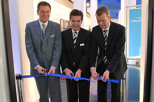 Wirtschaftsreferent Roland Fleck, Electrolux-Geschäftsleiter Klaus Wührl und OB Ulrich Maly (v.li.) eröffnen den neuen Showroom.