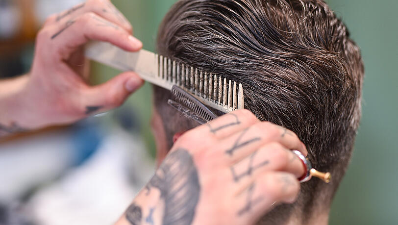Die Tatsache, dass in Barbershops oft auch das Kopfhaar geschnitten wird, gerät mehr und mehr zu einem Problem, weil viele Barbershops keinen Betriebsleiter oder Mitarbeiter mit Meistertitel beschäftigen. (Symbolbild)