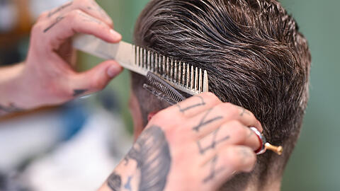 Die Tatsache, dass in Barbershops oft auch das Kopfhaar geschnitten wird, gerät mehr und mehr zu einem Problem, weil viele Barbershops keinen Betriebsleiter oder Mitarbeiter mit Meistertitel beschäftigen. (Symbolbild)