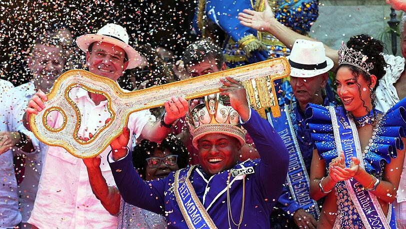 Der weltberühmte Karneval in Brasiliens Millionenmetropole Rio de Janeiro ist offiziell eröffnet. Der weltberühmte Karneval in Brasiliens Millionenmetropole Rio de Janeiro ist offiziell eröffnet.