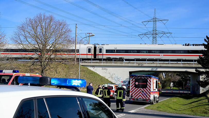 Ein ICE steckte wegen eines Oberleitungsschadens in Sachsen-Anhalt fest.