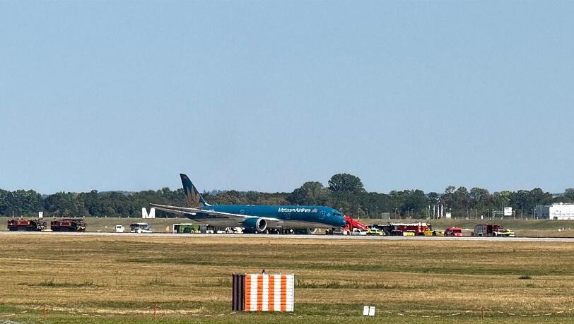 Eine Maschine von Vietnam Airlines ist nach dem Start in München wegen Schäden an Reifen und Fahrwerk sicher zurückgekehrt. Eine Maschine von Vietnam Airlines ist nach dem Start in München wegen Schäden an Reifen und Fahrwerk sicher zurückgekehrt.