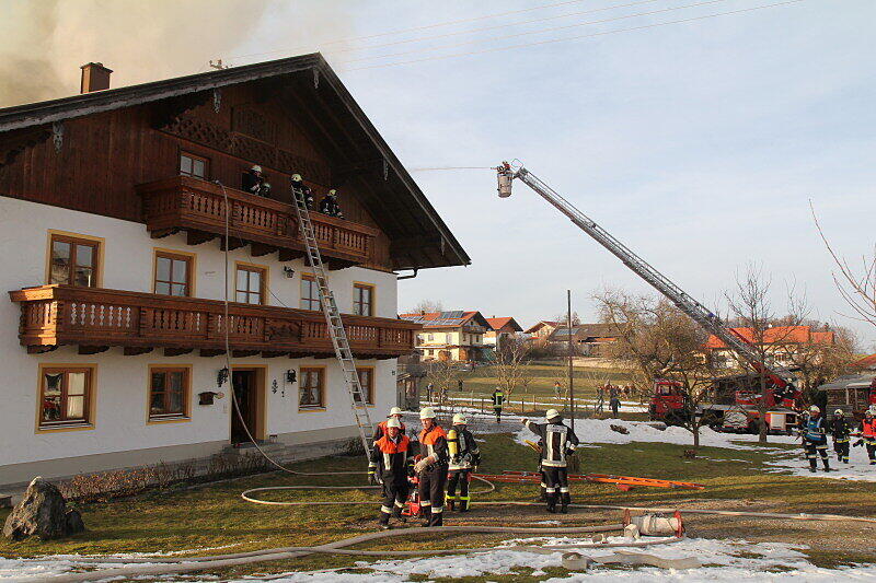 Am Nachmittag wurde die Feuerwehr zu einem Brand eines Bauernhofes mitten in St. Leonhard, Gemeinde Wonneberg gerufen. Bei dem Brand wurden drei Personen verletzt. Da das Löschwasser knapp war, mussten Leitungen über einen Kilometer lang verlegt werden.