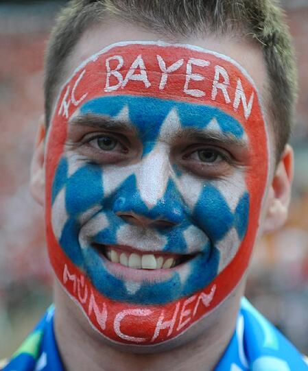 Ein Abend der emotionalen Achterbahnfahrt - mit dem brutalen Absturz aus einem ach so schönen Traum. So hofften, bangten, jubelten - und weinten die Fans des FC Bayern.