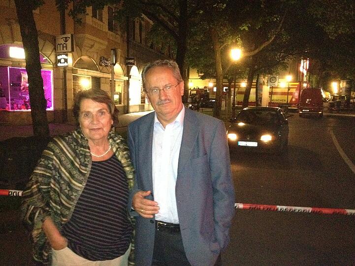 OB Ude und seine Frau Edith von Welser-Ude kamen am Montagabend besorgt zum Fundort der Bombe.