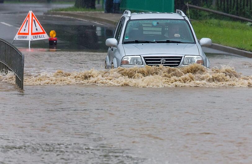 Eine Straße im thüringischen Kirchheim ist am Freitag komplett gesperrt.