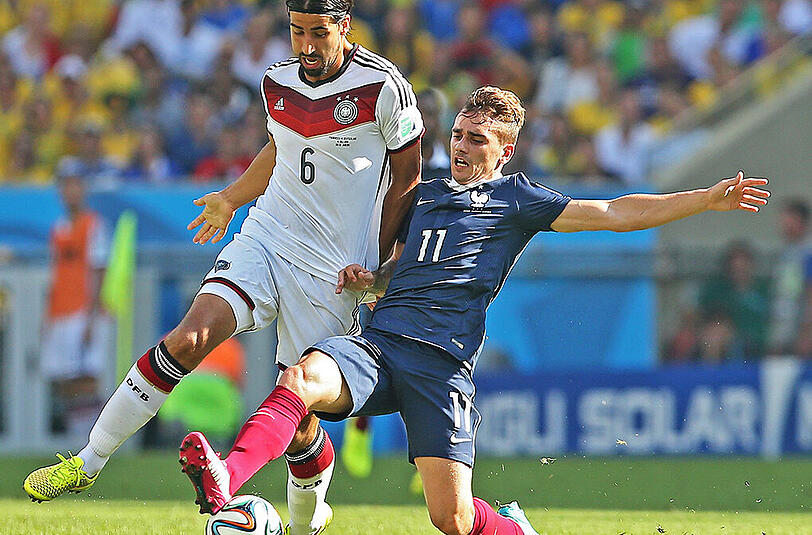 Bundestrainer Joachim Löw sprang in diesem Spiel im Übrigen über seinen Schatten. Er beorderte Philipp Lahm aus dem defensiven Mittelfeld zurück rechts in die Viererkette, brachte Sami Khedira - hier im Duell mit Antoine Griezmann - und Bastian Schweinsteiger auf der Doppelsechs. Der Lahm-Schachzug erwies sich am Ende richtungweisend für den späteren WM-Triumph an gleicher Stätte gegen Argentinien (1:0 n.V.).