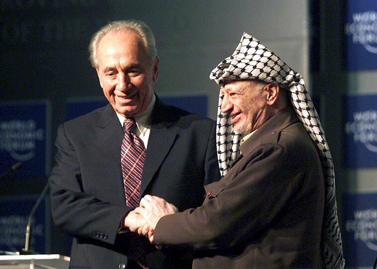 Peres und der damalige Palästinenserpräsident Arafat 2001 in Davos in der Schweiz. Foto: Michele Limina