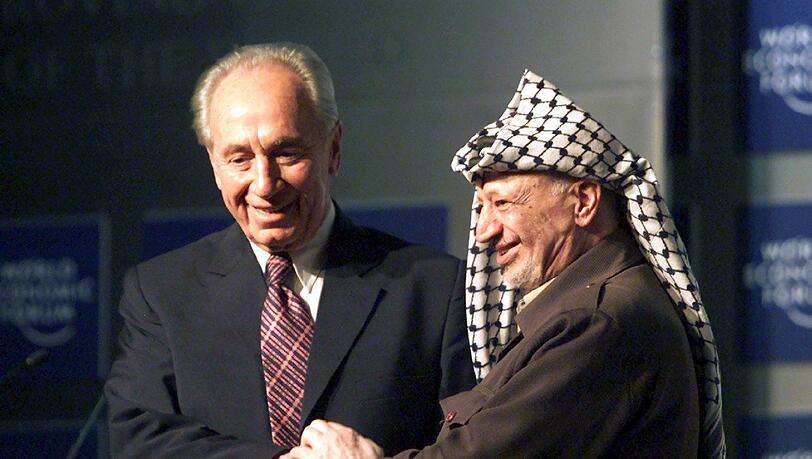 Peres und der damalige Palästinenserpräsident Arafat 2001 in Davos in der Schweiz. Foto: Michele Limina Peres und der damalige Palästinenserpräsident Arafat 2001 in Davos in der Schweiz. Foto: Michele Limina
