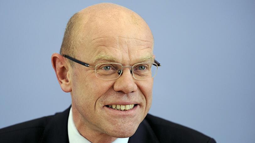 Der Generalbevollmächtigte Thomas Steg wurde beurlaubt, wie die Volkswagen AG am Dienstag in Wolfsburg mitteilte.