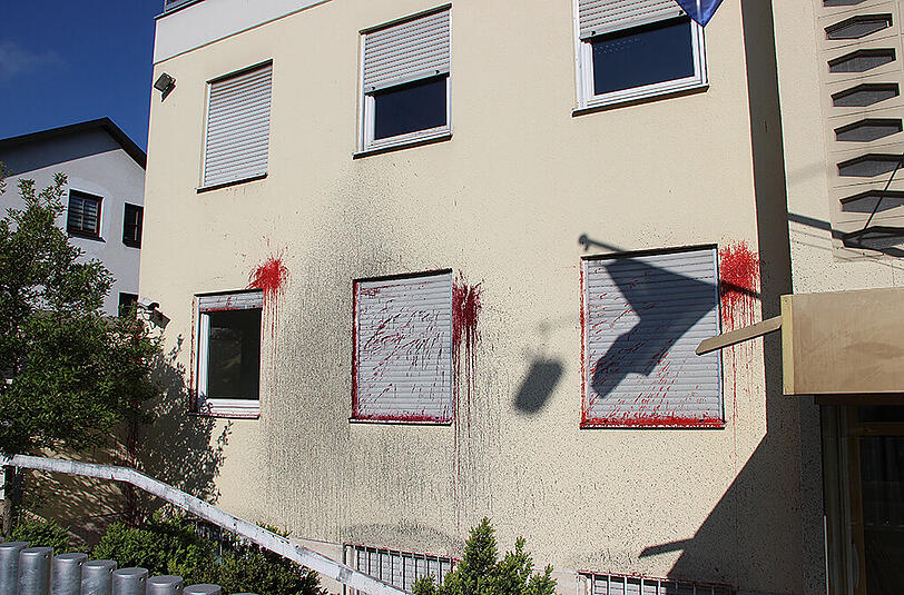 Dicke rote Kleckse zeugen auch Wochen nach der Tat von dem Farbanschlag auf das spanische Generalkonsulat in Bogenhausen.