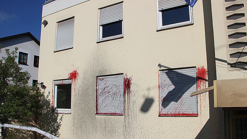 Dicke rote Kleckse zeugen auch Wochen nach der Tat von dem Farbanschlag auf das spanische Generalkonsulat in Bogenhausen. Dicke rote Kleckse zeugen auch Wochen nach der Tat von dem Farbanschlag auf das spanische Generalkonsulat in Bogenhausen.