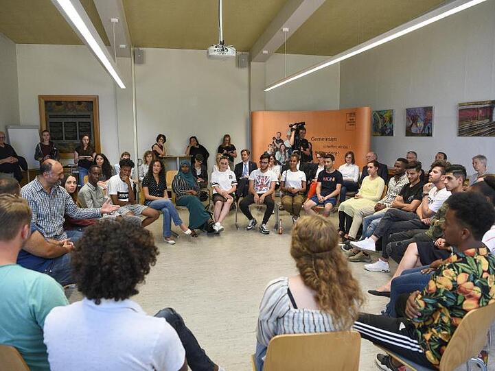 In einem Raum einer Schule findet ein Workshop der Mansour-Initiative für Extremismusprävention statt. Foto: Nicolas Armer