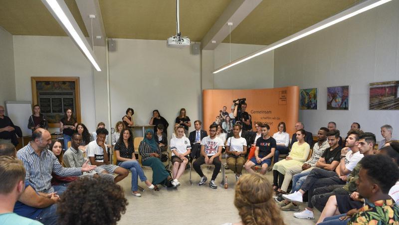 In einem Raum einer Schule findet ein Workshop der Mansour-Initiative für Extremismusprävention statt. Foto: Nicolas Armer In einem Raum einer Schule findet ein Workshop der Mansour-Initiative für Extremismusprävention statt. Foto: Nicolas Armer