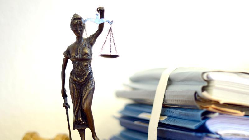 Die modellhafte Nachbildung der Justitia steht neben einem Holzhammer und einem Aktenstapel. Foto: Volker Hartmann/dpa Die modellhafte Nachbildung der Justitia steht neben einem Holzhammer und einem Aktenstapel. Foto: Volker Hartmann/dpa