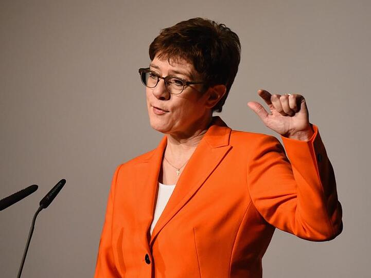 Die CDU-Vorsitzende und Bundesverteidigungsministerin Annegret Kramp-Karrenbauer fordert ihre innerparteilichen Gegner zu einer offenen Auseinandersetzung auf.