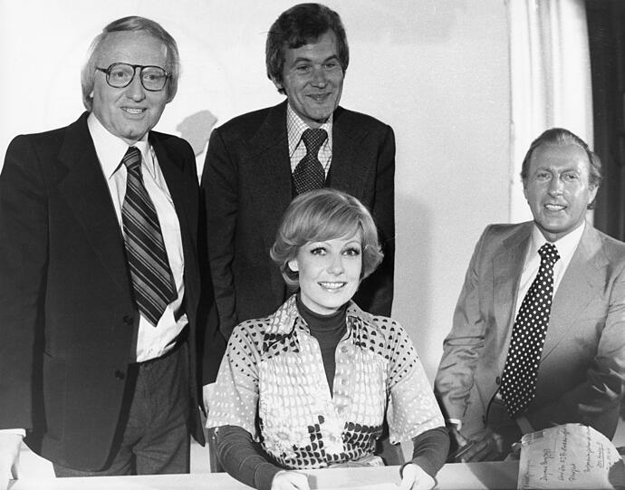 Werner Veigel, Wilhelm Wieben und Karl Heinz Köpcke gratulieren 1976 ihrer ersten weiblichen Kollegin Dagmar Berghoff zu ihrer ersten Sendung.