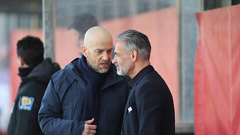 Günther Gorenzel im Gespräch mit Maurizio Jacobacci (re.) vor dem Spiel gegen Köln.