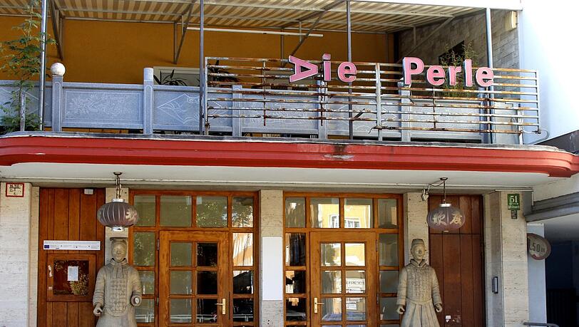 Aus dem Restaurant "Asien Perle" an der Agnes-Bernauer-Straße 51 ist die Zwischennutzung "Die Perle" geworden – über dem Eingang, im ersten Stock unterm Dach, ist ein kleines Stück der Terrasse zu sehen. Aus dem Restaurant "Asien Perle" an der Agnes-Bernauer-Straße 51 ist die Zwischennutzung "Die Perle" geworden – über dem Eingang, im ersten Stock unterm Dach, ist ein kleines Stück der Terrasse zu sehen.