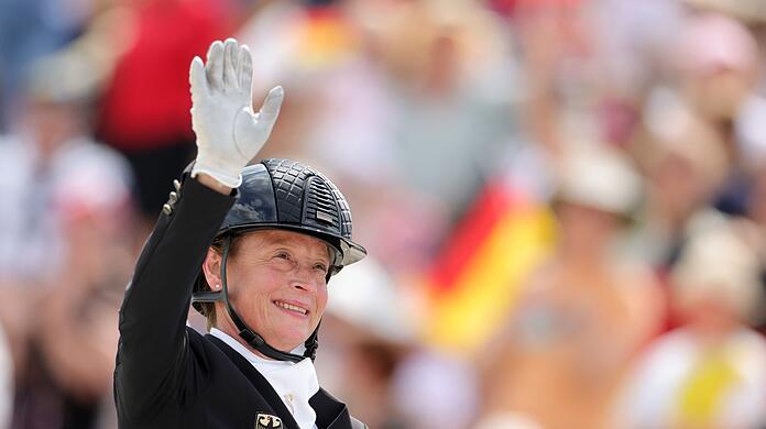 Isabell Werth gewinnt mit dem deutschen Team Gold in der Dressur und  will eine weitere Medaille.