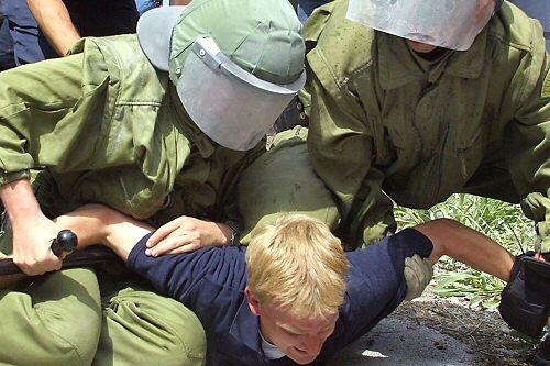 Meist nicht zimperlich: Polizisten (im Einsatz gegen Hooligans)