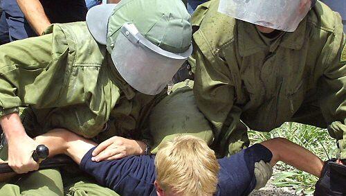 Meist nicht zimperlich: Polizisten (im Einsatz gegen Hooligans) Meist nicht zimperlich: Polizisten (im Einsatz gegen Hooligans)