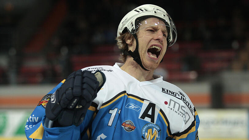 Mike Kompon, der Stürmerstar des EHC München, ist – nach eigener Aussage – ein Mensch, der „gerne viel redet“. Das brachte ihm nun eine Geldstrafe ein. Mike Kompon, der Stürmerstar des EHC München, ist – nach eigener Aussage – ein Mensch, der „gerne viel redet“. Das brachte ihm nun eine Geldstrafe ein.