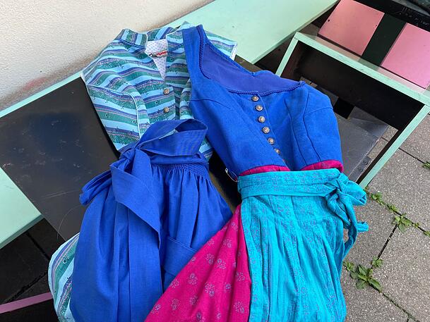 Dirndl und Schürzen in allen Farben des Regenbogens stehen hier zur Auswahl. Dirndl und Schürzen in allen Farben des Regenbogens stehen hier zur Auswahl.