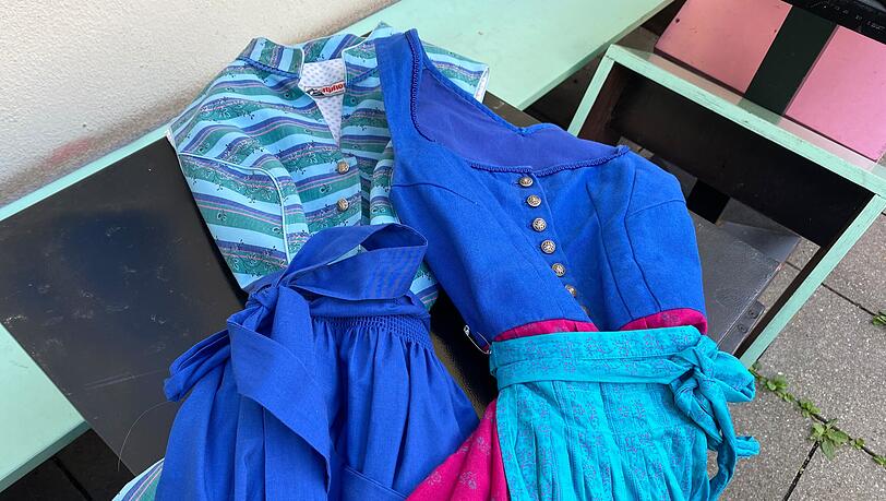 Dirndl und Schürzen in allen Farben des Regenbogens stehen hier zur Auswahl. Dirndl und Schürzen in allen Farben des Regenbogens stehen hier zur Auswahl.