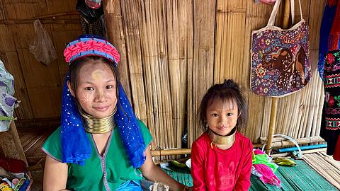 Die Langshalsfrauen und ihre Kinder sind daran gew&ouml;hnt, f&uuml;r Touristenfotos in die Kameras zu l&auml;cheln.
