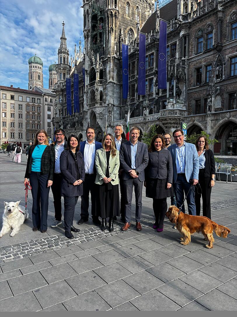 Die Verhandler der neuen M&uuml;nchner "Mango-Koalition" stehen vor dem Rathaus. In der Mitte steht Dominik Krause (B&uuml;ndnis 90/Die Gr&uuml;nen), Oberb&uuml;rgermeister von M&uuml;nchen,&nbsp;zwischen seinen Stellvertreterinnen Mona Fuchs (Mitte l, B&uuml;ndnis 90/Die Gr&uuml;nen)&nbsp;und Verena Dietl (Mitte r, SPD).