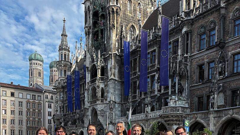 Die Verhandler der neuen Münchner "Mango-Koalition" stehen vor dem Rathaus. In der Mitte steht Dominik Krause (Bündnis 90/Die Grünen), Oberbürgermeister von München, zwischen seinen Stellvertreterinnen Mona Fuchs (Mitte l, Bündnis 90/Die Grünen) und Verena Dietl (Mitte r, SPD). Die Verhandler der neuen Münchner "Mango-Koalition" stehen vor dem Rathaus. In der Mitte steht Dominik Krause (Bündnis 90/Die Grünen), Oberbürgermeister von München, zwischen seinen Stellvertreterinnen Mona Fuchs (Mitte l, Bündnis 90/Die Grünen) und Verena Dietl (Mitte r, SPD).