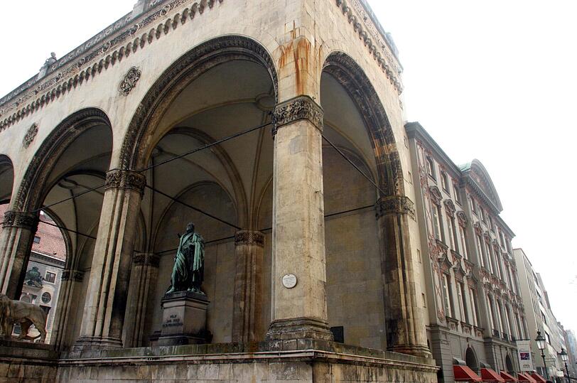 Ein 56-jähriger Lette schmierte ein Hakenkreuz an die Feldherrnhalle