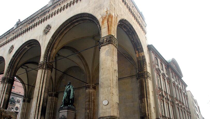 Ein 56-jähriger Lette schmierte ein Hakenkreuz an die Feldherrnhalle Ein 56-jähriger Lette schmierte ein Hakenkreuz an die Feldherrnhalle