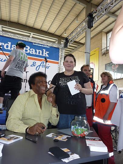 Roberto Blanco am Hauptbahnhof: Für die "Dominik-Brunner-Schriftung" trommelt der Star ordentlich und gibt Autogramme.