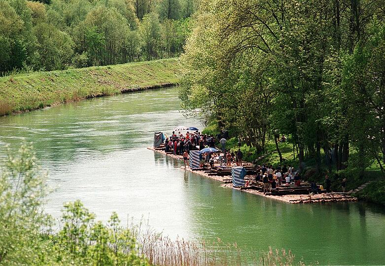 DIE ISAR MIT DEM FLOSS ERKUNDEN: Auch wenn die Flößer regelmäßig klagen, dass die Buchungen zurückgehen - eine Floßfahrt auf der Isar ist ein feuchtfröhlicher Spaß und fast jeder hat's schon mal mitgemacht...
