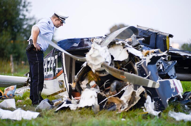 Bei einem Flugzeugunglück in Nordrhein-Westfalen sind fünf Menschen, darunter zwei Kinder ums Leben gekommen. Bilder vom Absturzort.