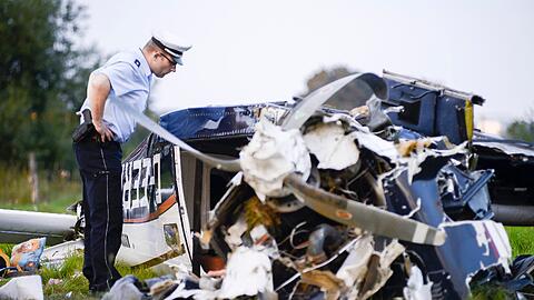 Bei einem Flugzeugunglück in Nordrhein-Westfalen sind fünf Menschen, darunter zwei Kinder ums Leben gekommen. Bilder vom Absturzort.