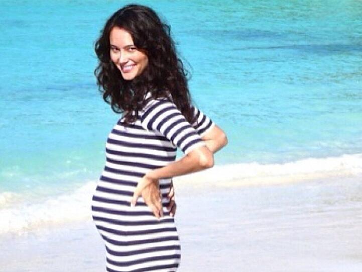 Emma Heming präsentiert ihren Babybauch
