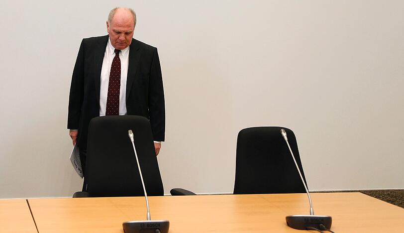 Der Angeklagte im Gerichtssaal: Der Präsident des FC Bayern München Uli Hoeneß im Gerichtssaal des Landgerichts München II.