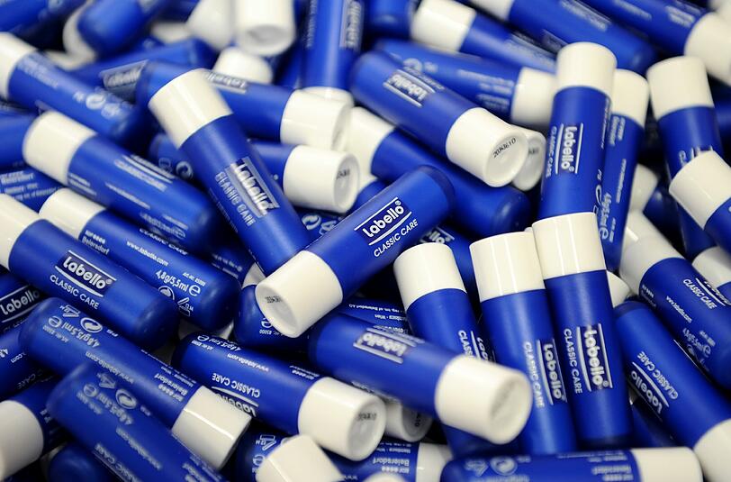 Lippenpflegestifte wie der Marktführer "Labello" können bedenkliche Substanzen enthalten.